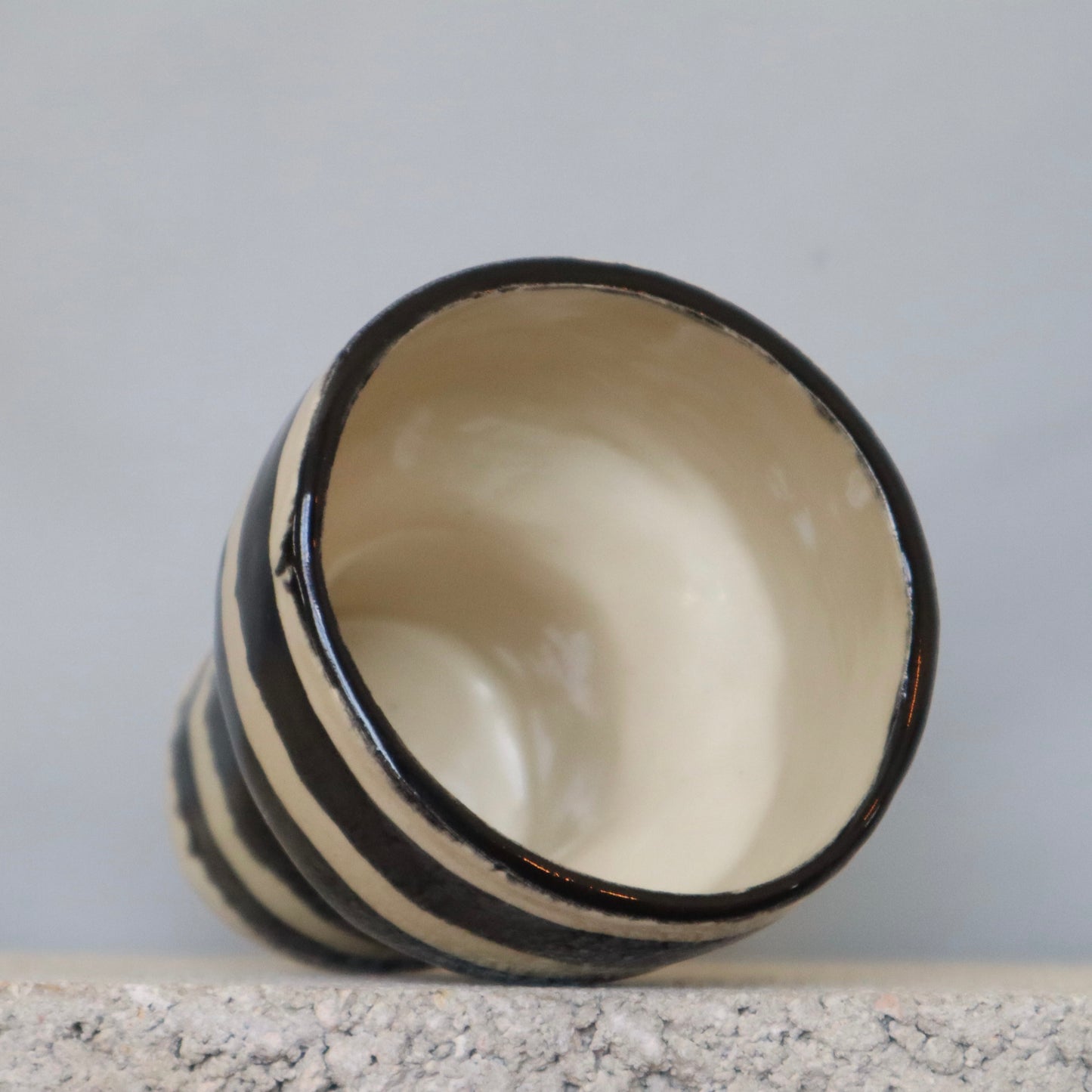 BLACK/WHITE CUPS