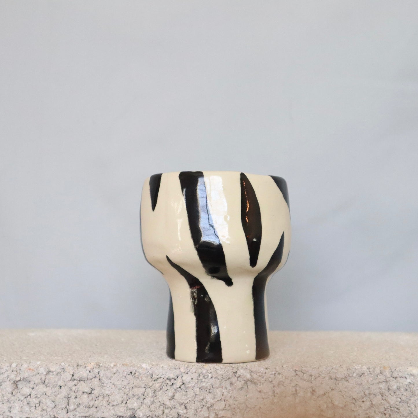 BLACK/WHITE CUPS