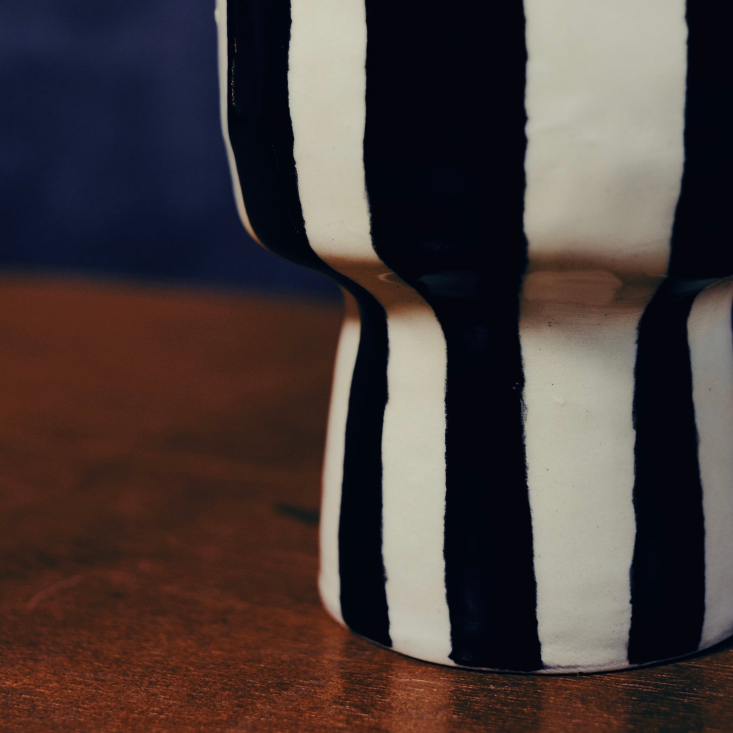 BLACK/WHITE CUPS