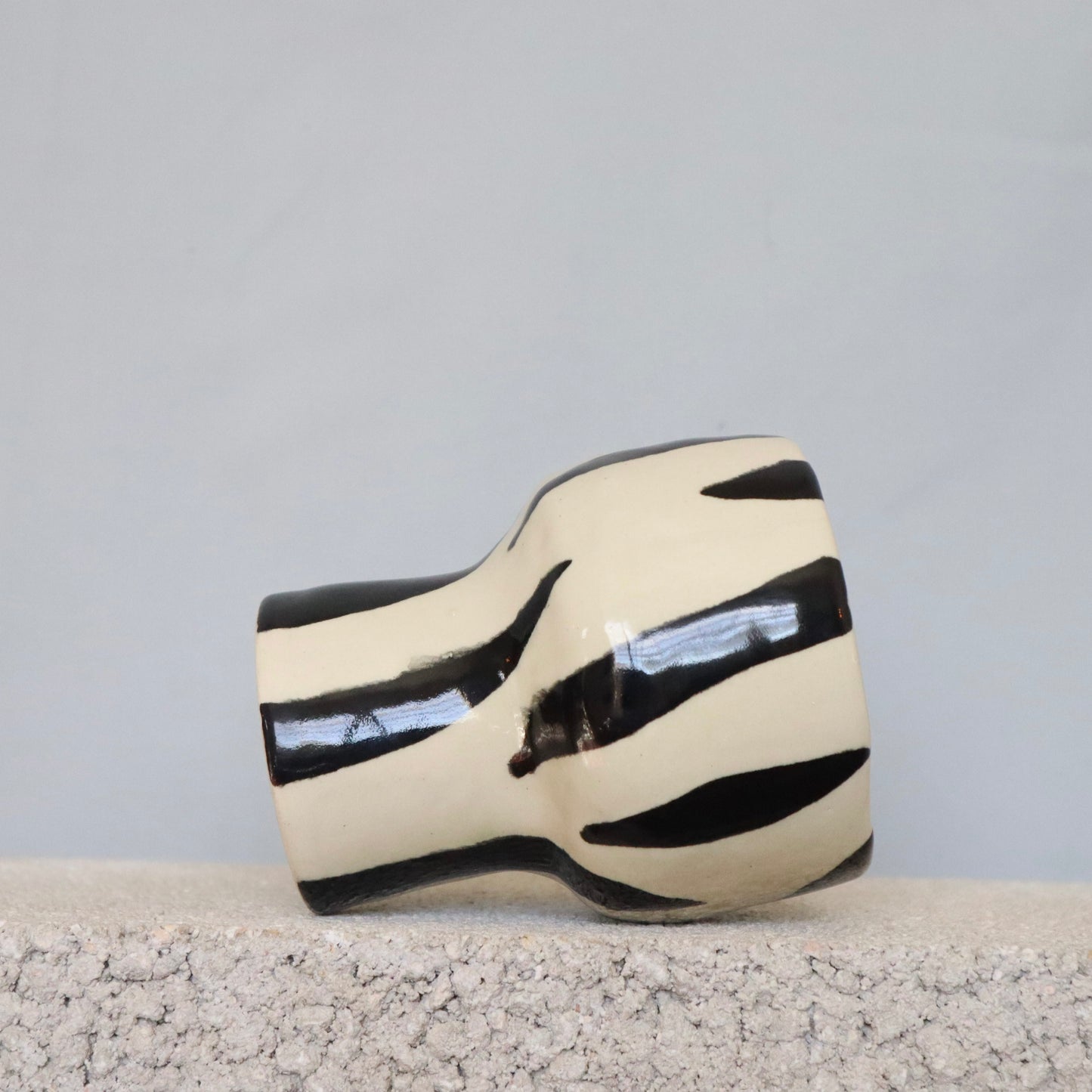 BLACK/WHITE CUPS